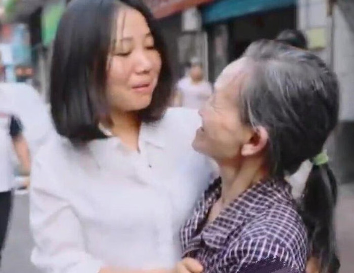 Bé gái bị bắt cóc năm 3 tuổi một mình đi tìm cha mẹ ruột, cái kết 43 năm sau khiến hàng triệu người bật khóc Ảnh 5