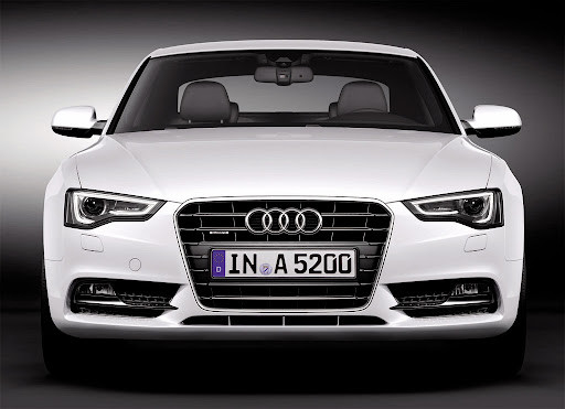 Chiếc xe 400 triệu của ca sĩ Thủy Tiên.