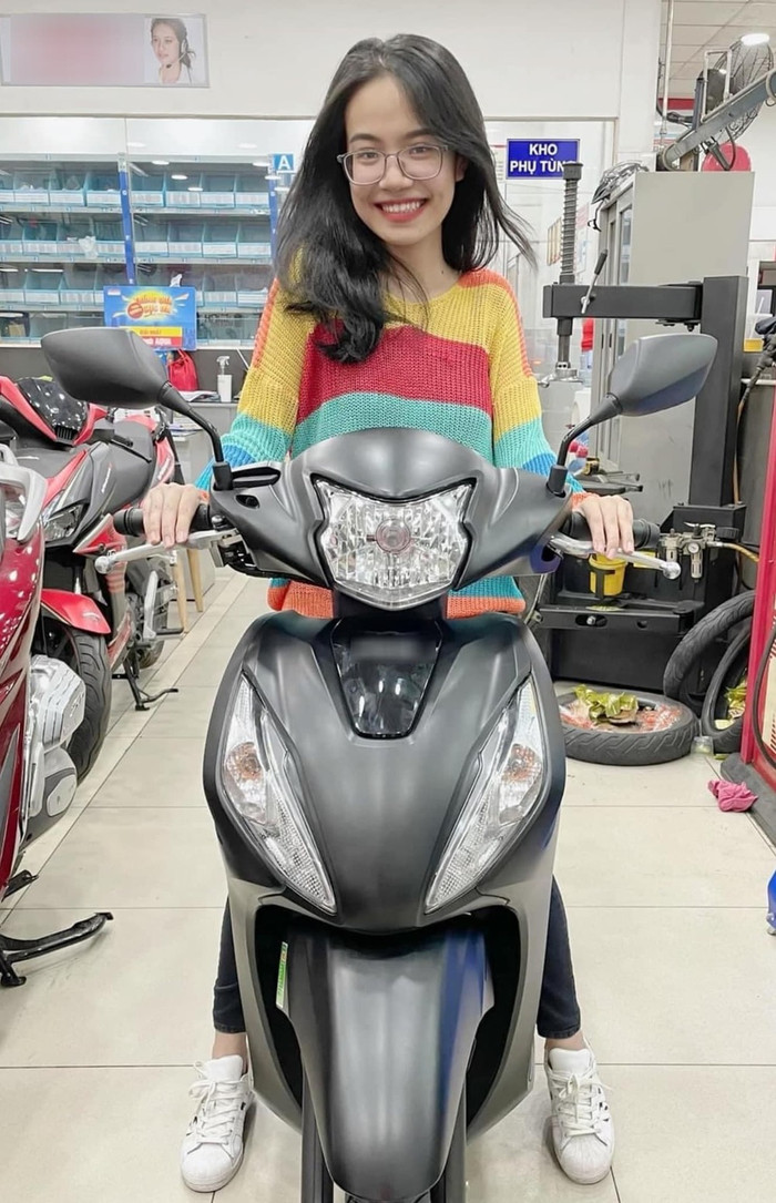 Chiếc xe máy 40 triệu Lâm Vỹ Dạ tặng trợ lý. Ảnh: FBNV