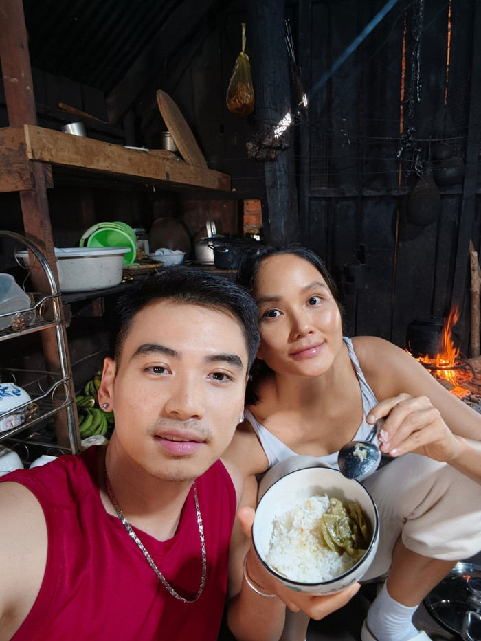 H'Hen Niê và con gái đang về nhà ngoại nghỉ ngơi, 'đổi gió' để gần gũi thiên nhiên hơn. Chồng của nàng hậu thu xếp công việc lên thăm vợ con thường xuyên. (Ảnh FBNV)