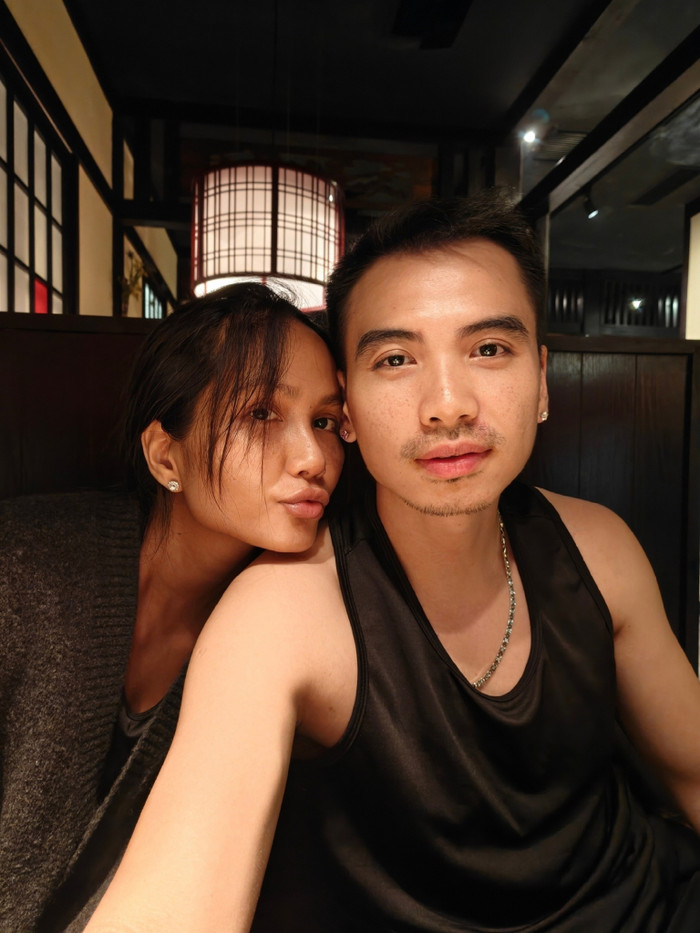 Vợ chồng H'Hen Niê đang trong hành trình làm bố mẹ vô cùng đặc biệt. (Ảnh FBNV)