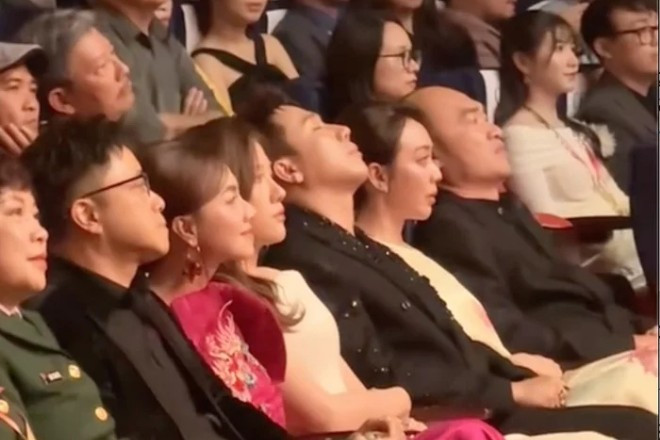 Hình ảnh Trấn Thành ngủ gục ở một sự kiện mới đây khiến nhiều fan của anh xót xa, quan ngại cho sức khoẻ của nam MC.