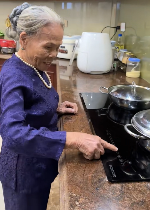 Mẹ bà chủ thẩm mỹ viện Mailisa ưu tiên sử dụng bếp điện từ đôi có khả năng chịu nhiệt, chịu lực vượt trội. Ảnh chụp màn hình