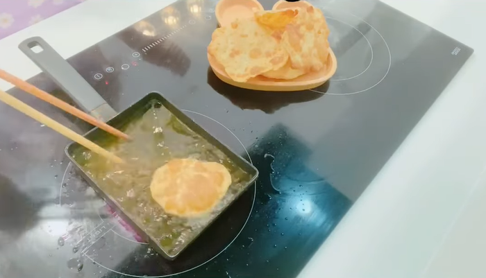 Trong không gian bếp hiện đại và ấm cúng của gia đình, ca sĩ Thủy Tiên đã tin tưởng sử dụng bếp từ đôi. Ảnh chụp màn hình