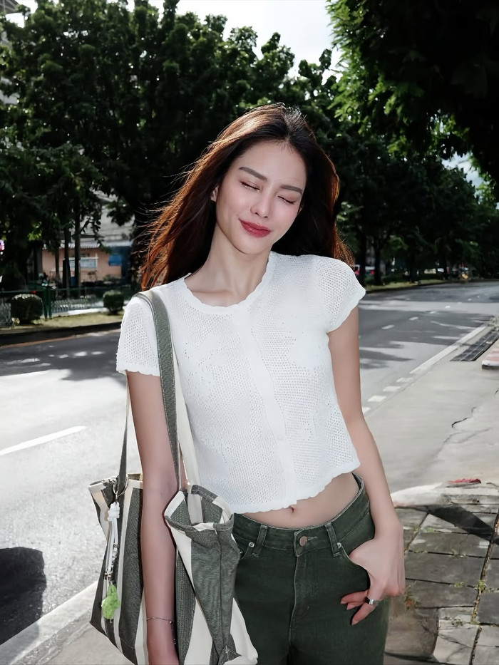 Crop top ôm sát phối cùng quần ống rộng hoặc những set đồ thể thao phóng khoáng là style quen thuộc của nàng hậu. (Ảnh IGNV)