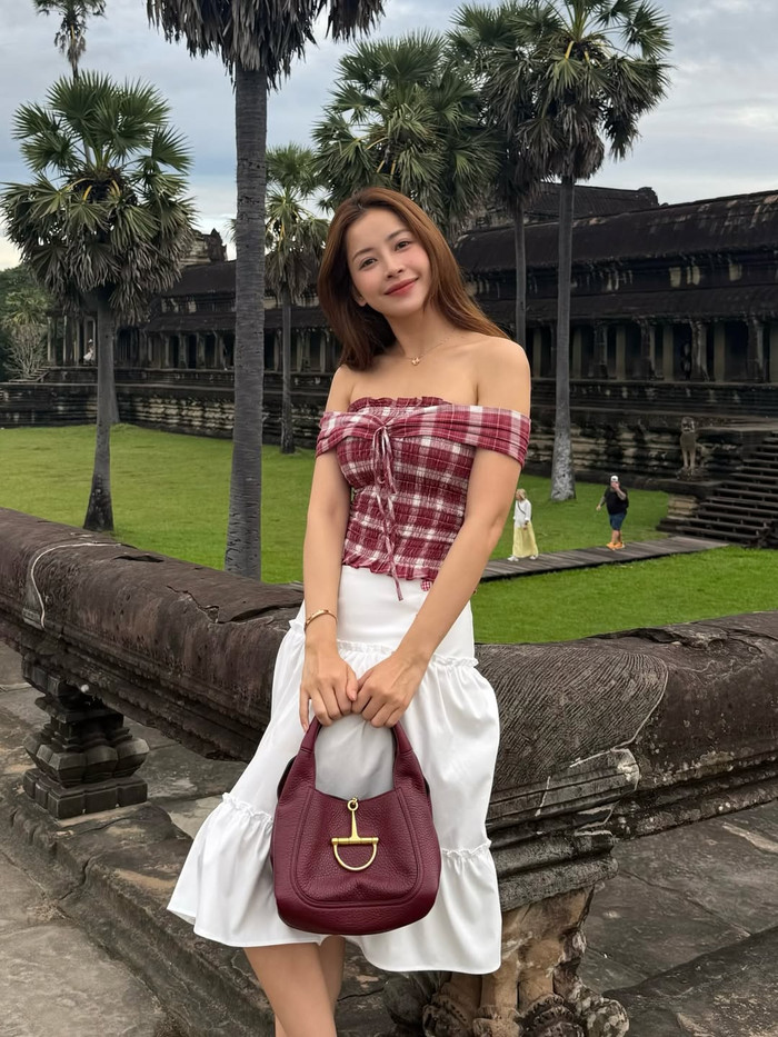 Chi Pu diện váy trễ vai, khéo khoe thân hình quyến rũ. Ảnh: IGNV