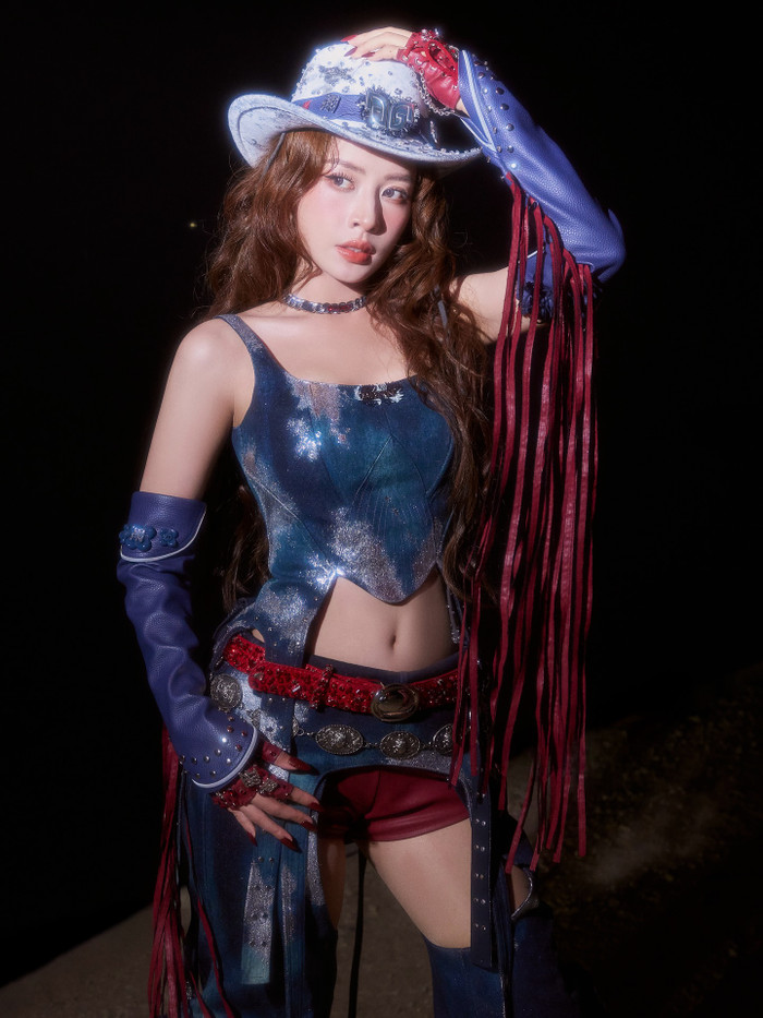 Chi Pu tích cực tung ảnh hậu trường sau mỗi đêm diễn, luôn hết mực cưng chiều người hâm mộ. Ảnh: FBNV