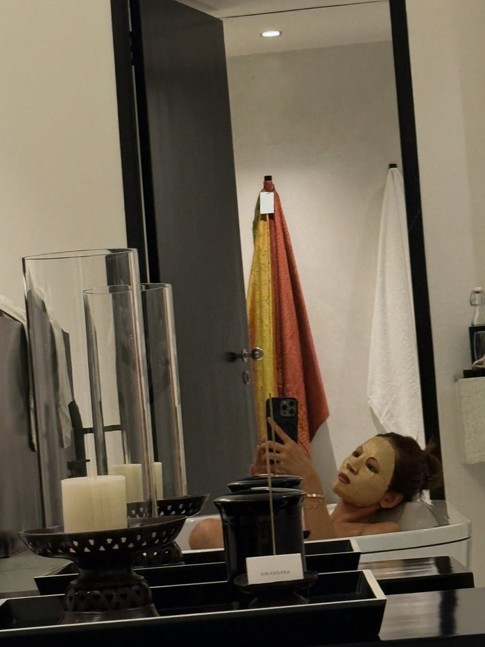 Chi Pu thoải mái tung ảnh đắp mặt nạ, thư giãn trong bồn tắm trong chuyến đi du lịch. Ảnh: IGNV