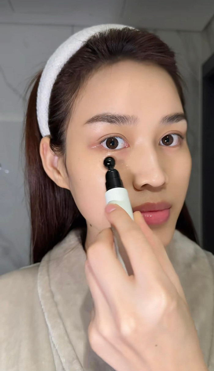 Sản phẩm dưỡng da mắt mà Đỗ Thị Hà sử dụng đang được nhiều bạn trẻ yêu thích. Ảnh chụp màn hình