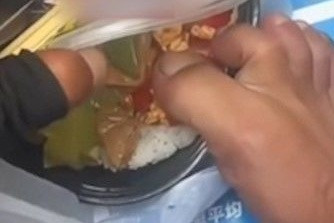 Phẫn nộ shipper nhổ nước bọt, dùng chân đạp vào đồ ăn khi giao cho khách Ảnh 2