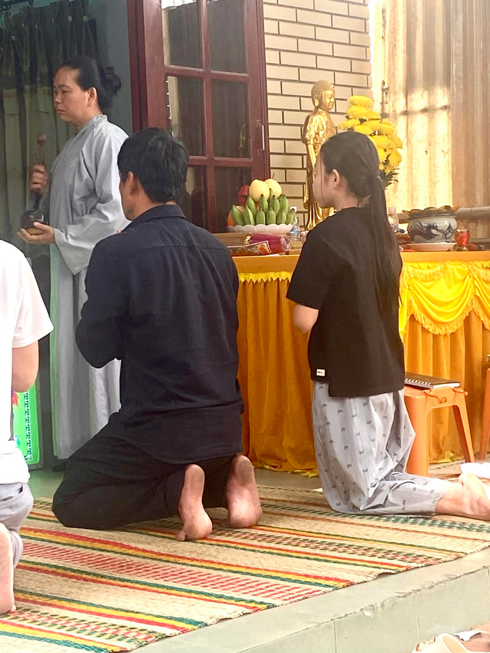 Hình ảnh con trai và con gái 12 tuổi (ngoài cùng bên phải - PV) quỳ gối trước linh cữu, chịu tang cha khiến nhiều người xúc động. (Ảnh: Tô Hiếu)