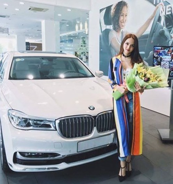 Đây là một trong những chiếc thuộc bộ sưu tập xe tiền tỷ của Hương Giang.