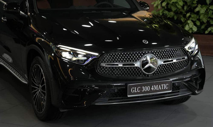 Chiếc xe sang của Hương Giang.