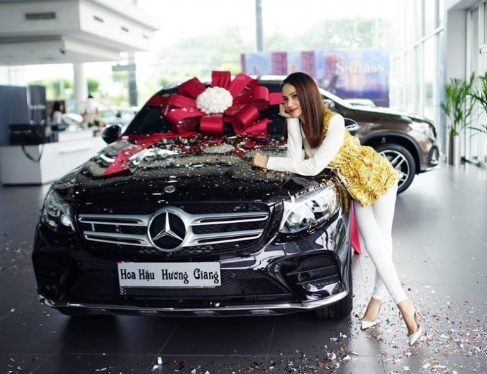 Đây là mẫu xe thuộc bộ sưu tập xe tiền tỷ của Hương Giang.