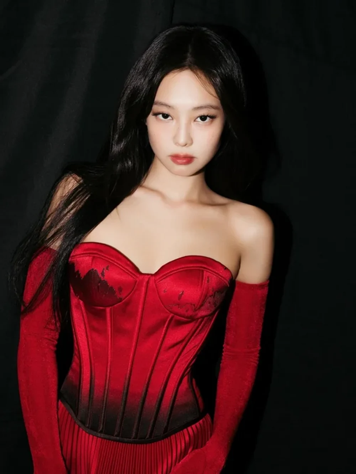 Jennie (BLACKPINK) 'đốt mắt' cư dân mạng với phong cách táo bạo mới đây.