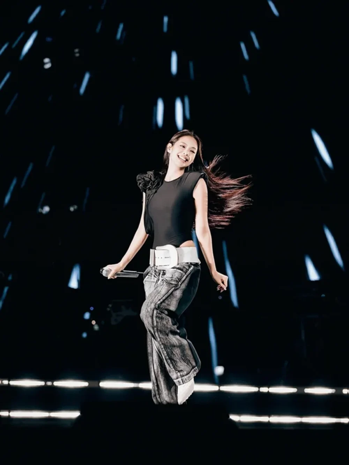 Jennie (BLACKPINK) trên sân khấu đêm diễn mới nhất của world tour tại Philippines.