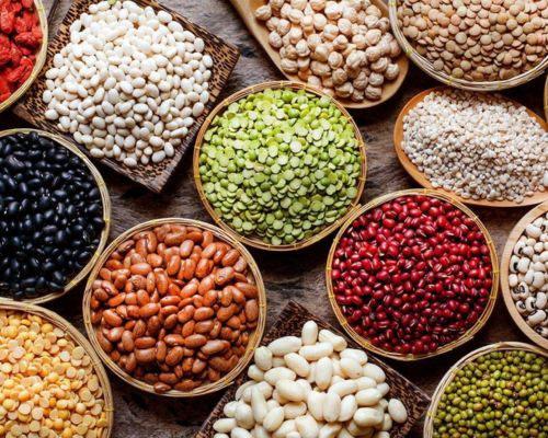 Đậu nành, đậu đỏ, đậu đen hay đậu Hà Lan đều chứa lượng protein cao, không có cholesterol và giàu chất xơ hòa tan. (Ảnh minh họa từ Internet)