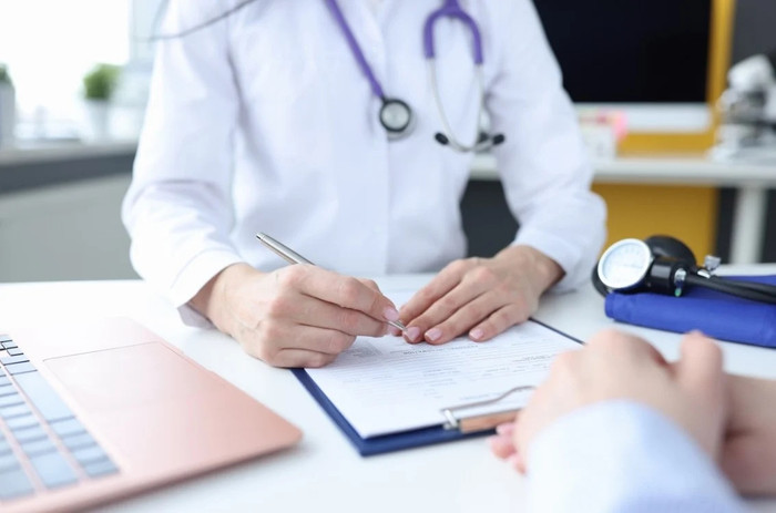 Đi khám vì đau họng, người đàn ông sốc khi nhận kết quả từ bác sĩ Ảnh 1