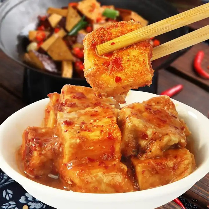 Chao là thứ gia vị đặc biệt có thể biến mọi món ăn trở nên đậm đà chỉ qua một lần chấm. Ngoài ra, giá bán của chao khá rẻ, đôi khi chưa tới 20 nghìn đồng là mua được 1 hũ chao. (Ảnh minh họa từ Internet)