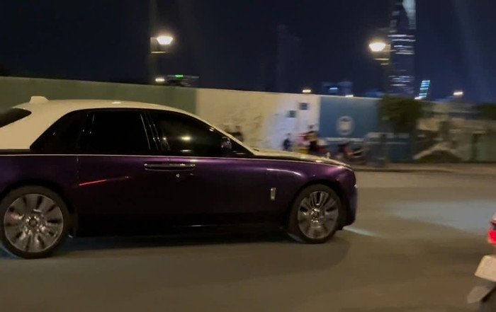 Chiếc Rolls-Royce Ghost Series I của Trấn Thành gây ấn tượng mạnh với ngoại thất phối hai tông màu tím - trắng hiếm gặp (Ảnh: Chụp màn hình)