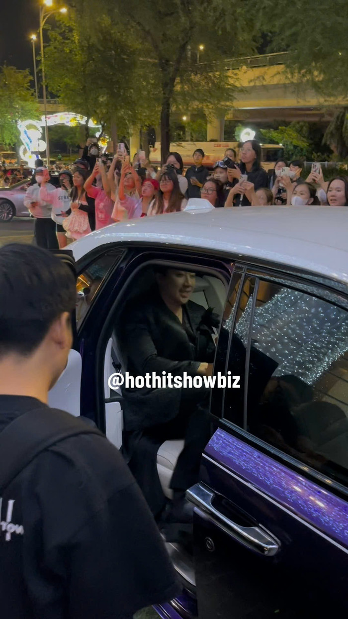 Trấn Thành xuất hiện cùng chiếc Rolls-Royce Ghost Series I trị giá gần 40 tỷ đồng (Ảnh: Chụp màn hình)