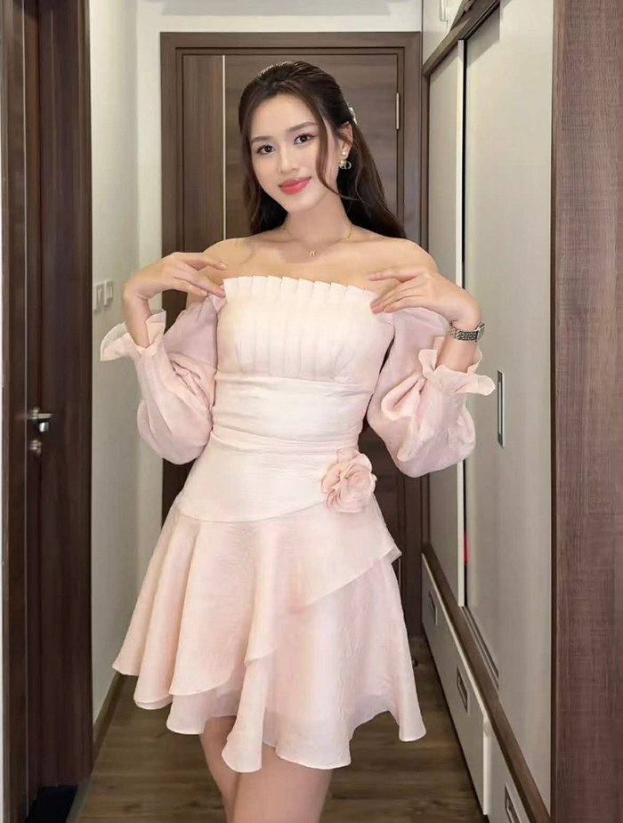 Chiếc váy hồng pastel điệu đà mà Đỗ Thị Hà yêu thích. Ảnh chụp màn hình
