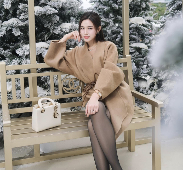 Đỗ Thị Hà giới thiệu hai chiếc váy 'nên có trong tủ đồ'. Ảnh: FBNV