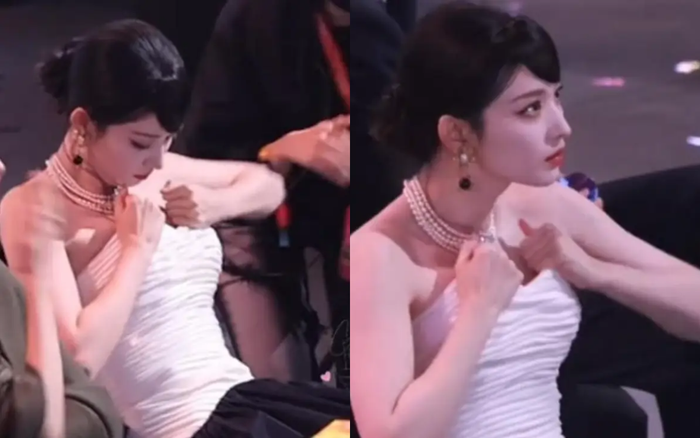 'Tiểu Lưu Diệc Phi' bình thản kéo chiếc váy cúp ngực bị trễ nải trước sự chứng kiến của đông đảo khách mời tại sự kiện. Ảnh: Sohu