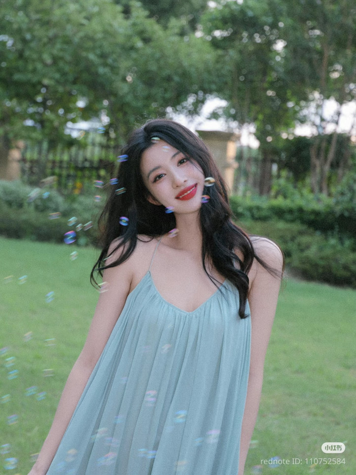 Vương Sở Nhiên luôn thể hiện hình ảnh ngọt ngào, nữ tính mỗi khi xuất hiện trước công chúng. Ảnh: Xiaohongsu