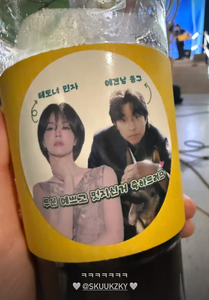 Sự tinh nghịch của Suzy khiến Song Hye Kyo không khỏi 'bất lực'. Ảnh: IGNV