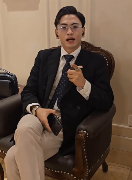 'Tổng tài' Nguyễn Văn Thiên thu hút sự chú ý khi sử dụng mẫu điện thoại gập cao cấp. Ảnh chụp màn hình