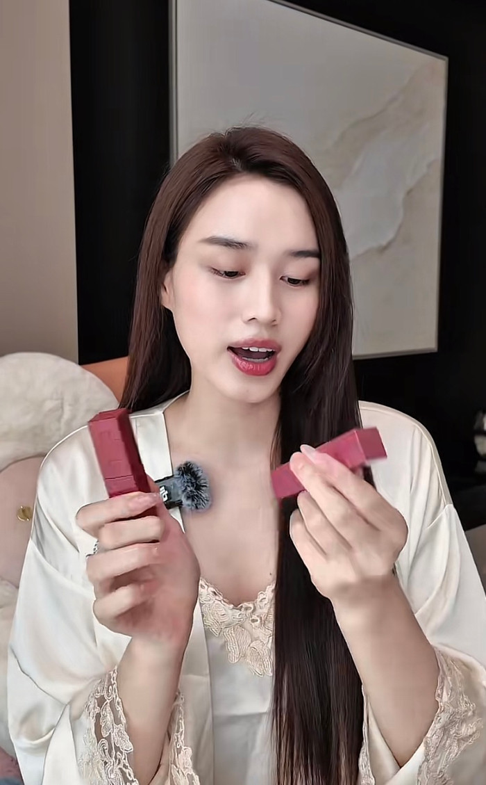 Đỗ Thị Hà giới thiệu hai thỏi son luôn “đồng hành” cùng cô khi công tác. Ảnh chụp màn hình