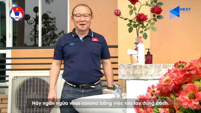 Thầy Park Hang Seo xuất hiện trong video hướng dẫn rửa tay phòng chống dịch COVID-19. (Ảnh: chụp màn hình)