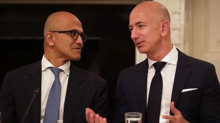 Satya Nadella của Microsoft (bên trái) và người sáng lập Amazon, Jeff Bezos (bên phải) đều lạc quan về Ấn Độ. Ảnh: BBC