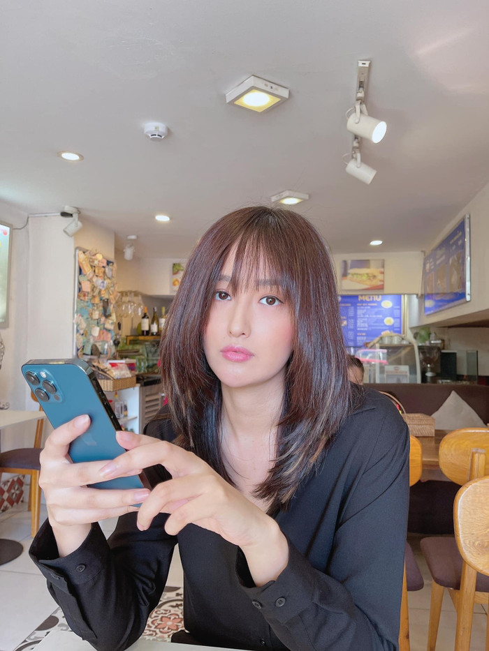 Mai Phương Thúy sử dụng mẫu điện thoại có thiết kế bền đẹp, camera ổn định và hiệu năng mạnh mẽ. Ảnh: FBNV