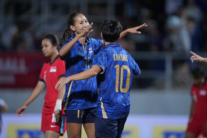 Đội tuyển nữ Thái Lan đã thắng Singapore 2-0, giành ngôi nhất bảng A và vào bán kết SEA Games 33. Ảnh: FAT
