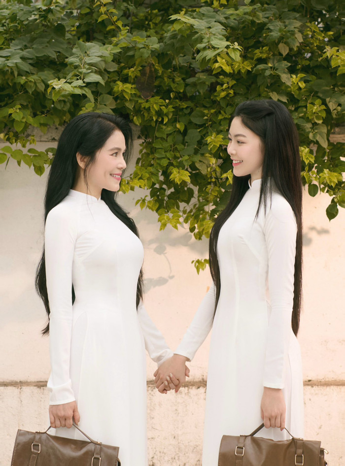 Cả hai cùng tương tác, nắm tay tạo nên khung cảnh thân thiết giữa hai mẹ con (Ảnh: FBNV).