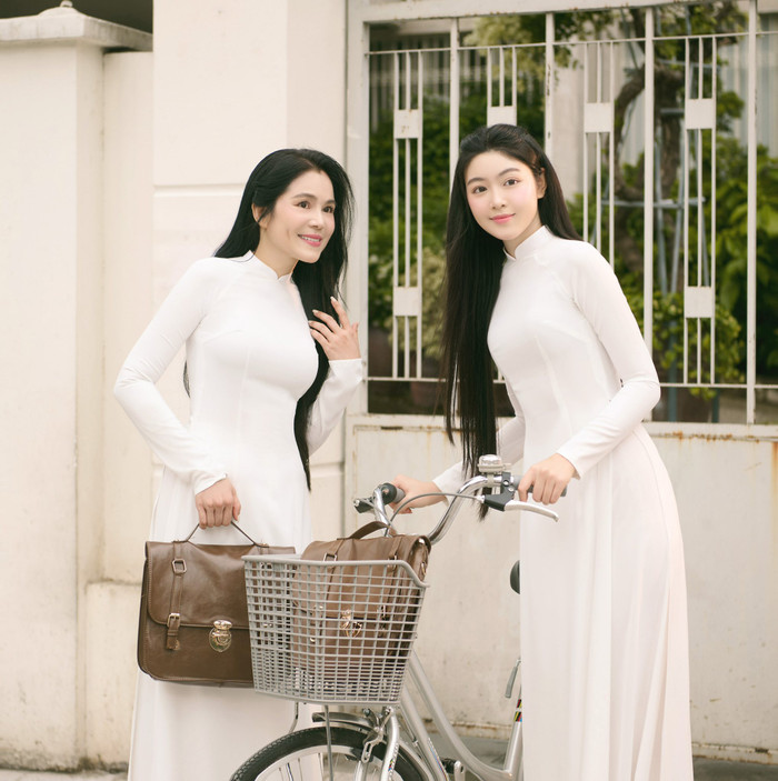 Con gái Quyền Linh sánh đôi bên mẹ trong loạt ảnh mới (Ảnh: FBNV).