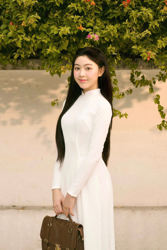 Lọ Lem diện áo dài trắng, nhan sắc trong trẻo khiến cộng đồng mạng không khỏi xuýt xoa (Ảnh: FBNV).