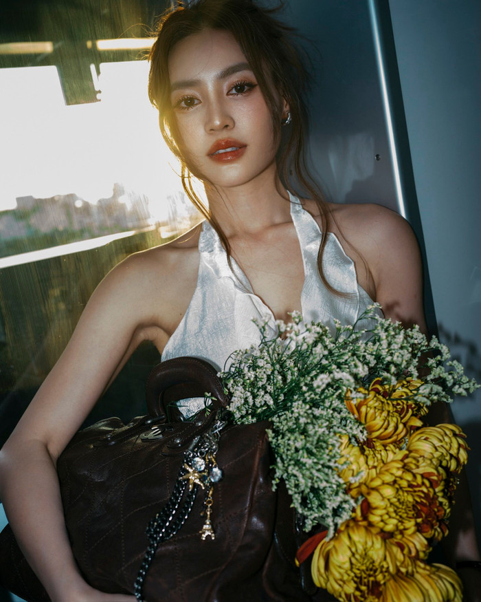 Dù chấn thương nhưng Ninh Dương Lan Ngọc vẫn hoàn thành lịch trình công việc đã lên kế hoạch từ trước. (Ảnh FBNV)