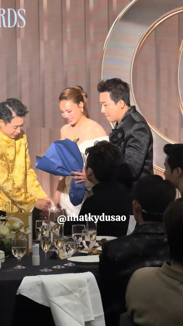 Ninh Dương Lan Ngọc được 2 người anh thân thiết trong nghề dìu lên và xuống sân khấu. (Ảnh từ TikTok Nhật ký đu sao)