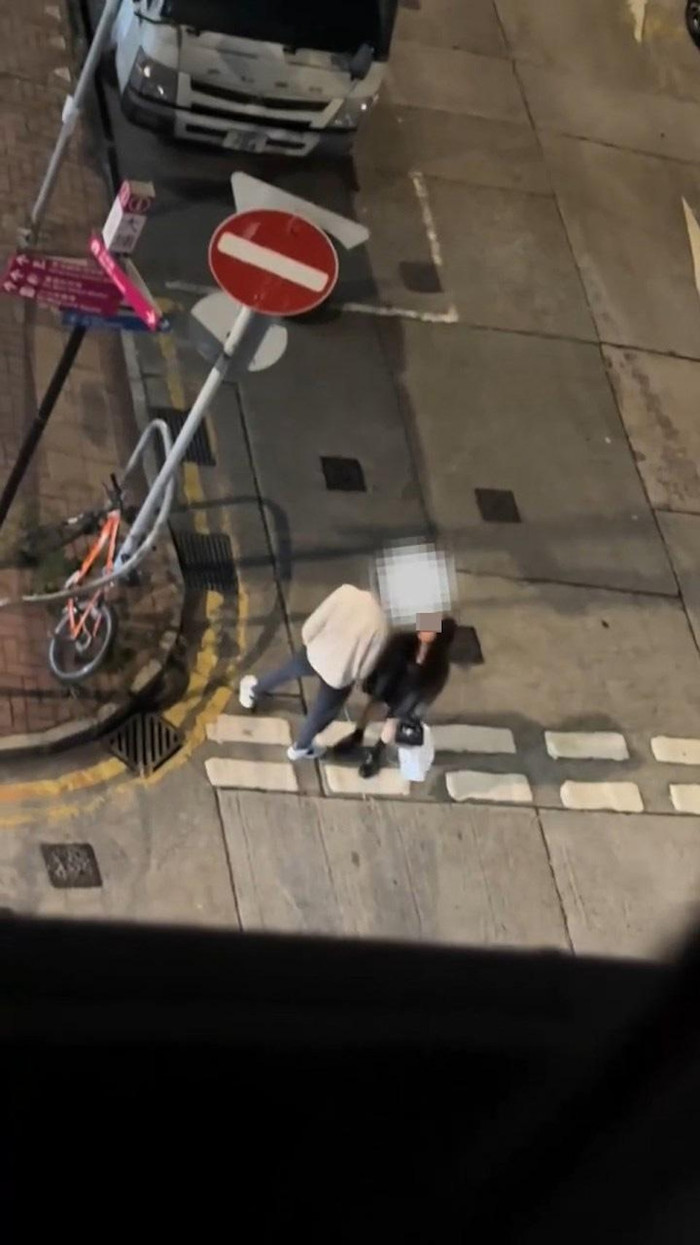 Cãi nhau với người yêu ngoài đường, cô gái có hành động khiến ai cũng 'nhăn mặt' Ảnh 1