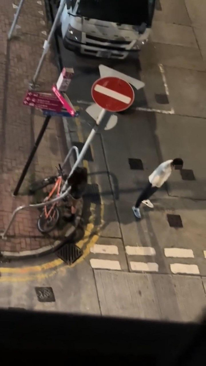 Cãi nhau với người yêu ngoài đường, cô gái có hành động khiến ai cũng 'nhăn mặt' Ảnh 3