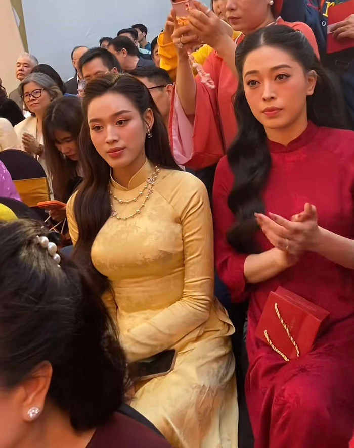 Mới đây, 2 người đẹp Vbiz cùng tham gia một sự kiện và được sắp xếp ngồi cạnh nhau. (Ảnh từ TikTok @duyenhoang042002)