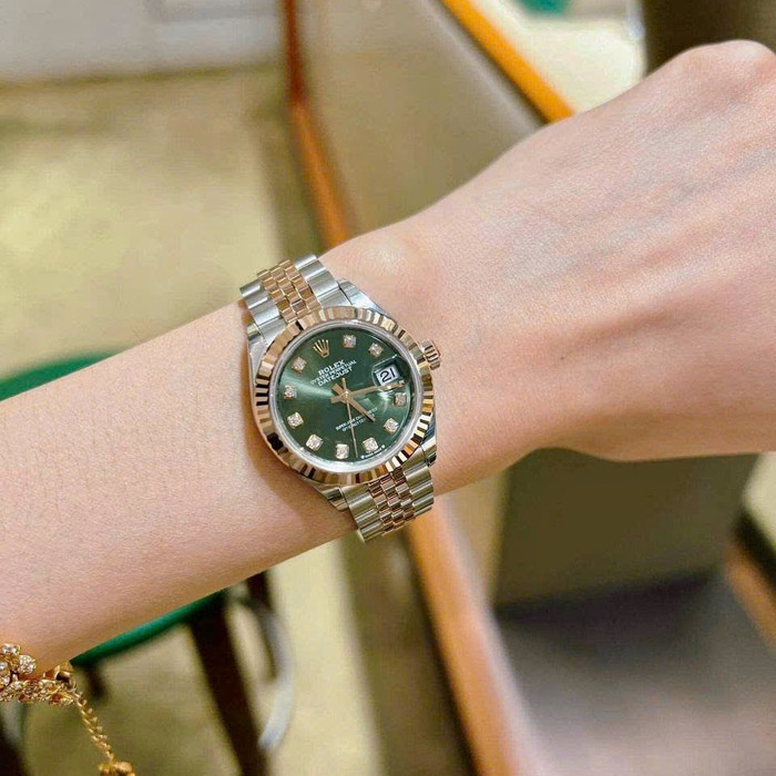 Chiếc đồng hồ 830 triệu của Nhã Phương - Lady-Datejust mặt xanh ô-liu chắc chắn là một lựa chọn xứng đáng để cân nhắc.