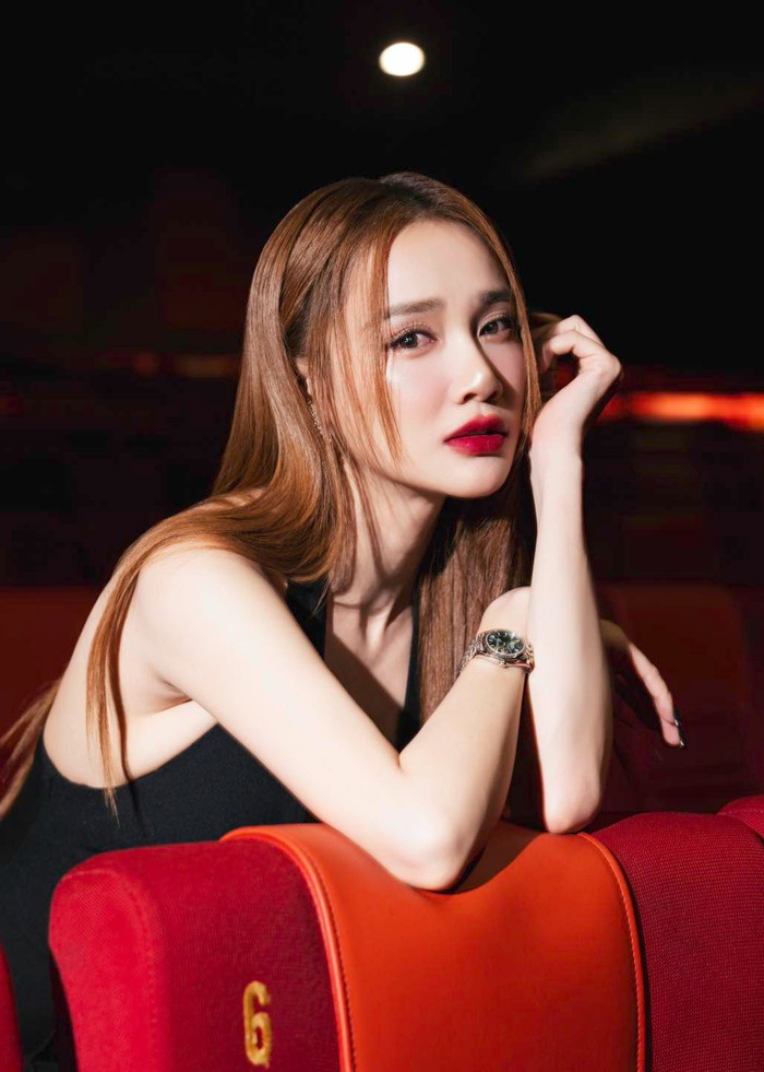 Chiếc đồng hồ của Nhã Phương thể hiện sự sang trọng và tinh tế.