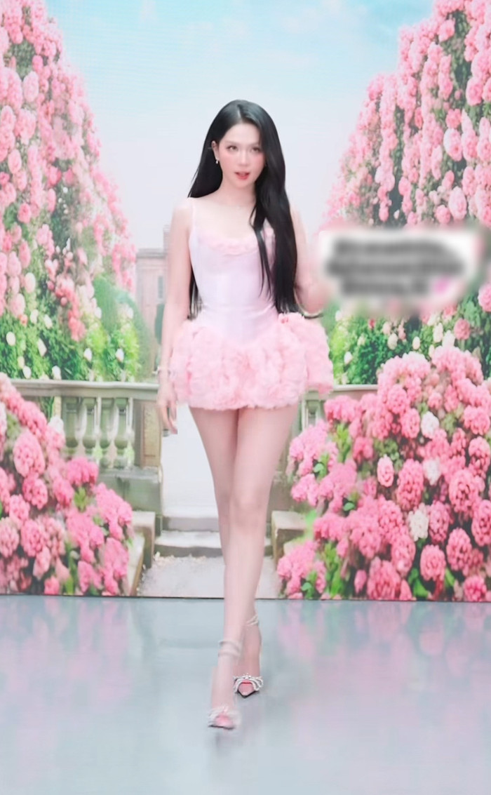 Ngọc Trinh để lộ đôi chân dài nuột nà khiến nhiều người không khỏi trầm trồ (Ảnh: Chụp màn hình).