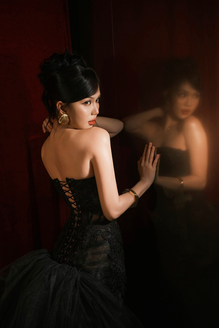 Ngọc Trinh diện chiếc đầm bó sát gợi cảm, mang phong cách trưởng thành hơn (Ảnh: FBNV).