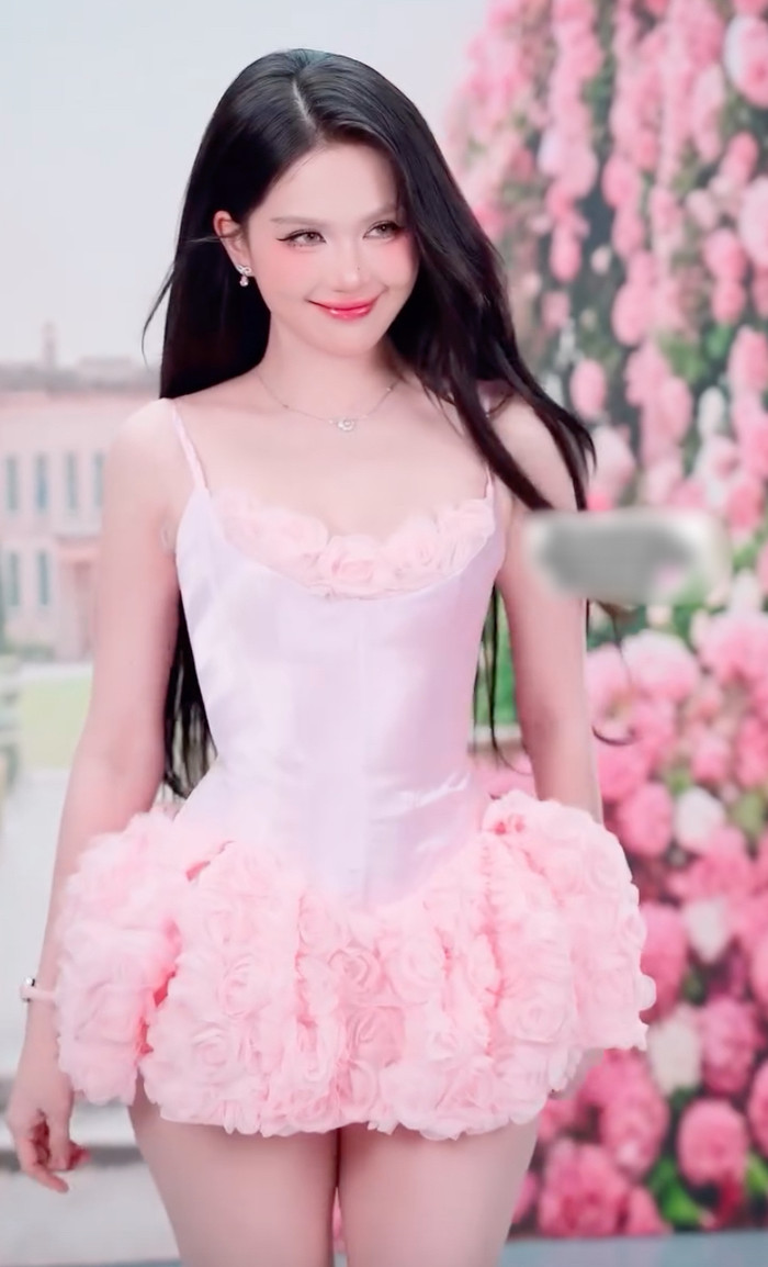 Ngọc Trinh hoá nàng thơ trong chiếc đầm hoa, để lộ chi tiết gây chú ý (Ảnh: Chụp màn hình).