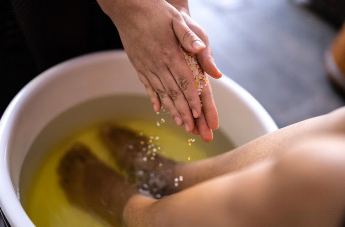 Ngâm chân tốt cho sức khỏe nhưng cũng cần lưu ý một số vấn đề để tránh gây tác dụng ngược. (Ảnh minh họa từ Internet)